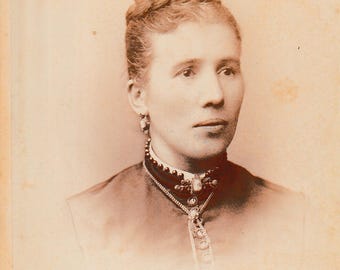 Retrato antiguo en formato tarjeta de gabinete de Chicago / Estudio Geo J Klein, North Clark St / Fotografía de mujer victoriana con cabello trenzado y joyas tipo camafeo