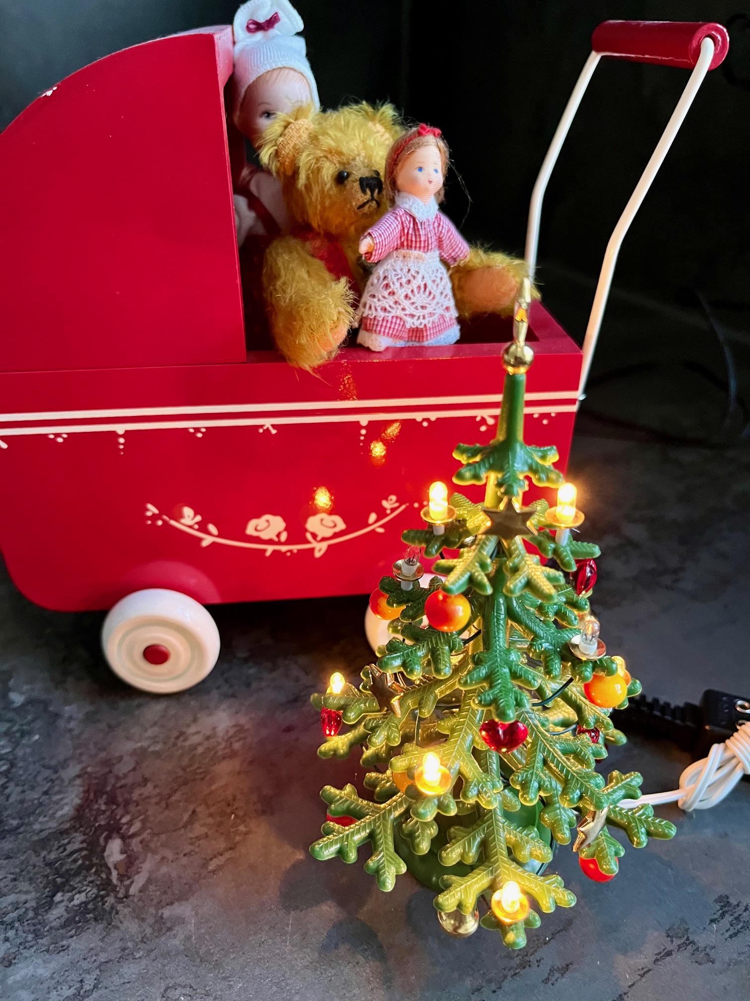 Odoria 1/12 Miniatur Weihnachtsbaum – Puppenhaus Zubehör, 12 Cm Hoch, Aus Kunststoff & Holz, Für Wohnzimmer