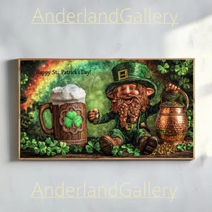 Könnte beinhalten: Ein grüner Kobold mit rotem Bart und grünem Hut sitzt auf einem Baumstamm mit einem Bierkrug und einem Kupfertopf gefüllt mit Goldmünzen. Der Hintergrund ist ein grüner Wald mit Kleeblättern. Der Text "Happy St. Patrick's Day!" ist auf dem Bild geschrieben.