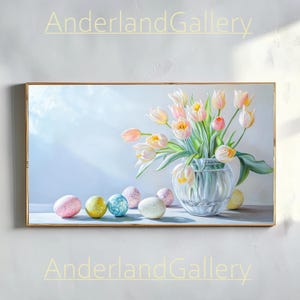 Könnte beinhalten: Ein Gemälde eines Straußes aus rosa und weißen Tulpen in einer durchsichtigen Glasvase vor einem hellblauen Hintergrund. Auf dem Tisch vor der Vase liegen sechs pastellfarbene Ostereier.