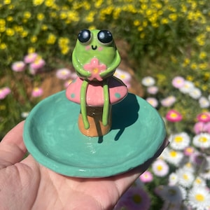 VORBESTELLUNG: Frosch sitzend auf Pilz Schmuckschale handgemachte Keramik