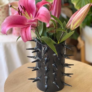VORBESTELLUNG: Black Spike Vase Handgemachte Keramik