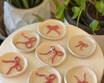 Różowa kokardka, wstążka, miseczka na biżuterię, ręcznie wykonana ceramika
