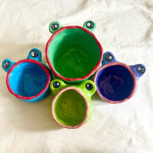 Grodmun rolig skål muggar handgjorda keramik unika udda