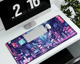 Könnte beinhalten: Eine große, rechteckige Mausmatte mit einem farbenfrohen, abstrakten Design einer Stadt bei Nacht. Das Design zeigt Neonlichter und Gebäude mit japanischem Text. Eine weiße Tastatur und eine weiße Maus befinden sich auf der Mausmatte.