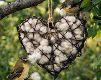 手作りの有刺鉄線鳥の巣箱 - 素朴な農家の庭の彫刻 - 鳥の巣材ホルダー - 原始的なカントリーインテリア