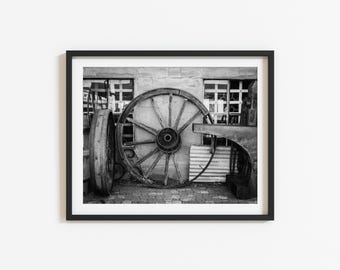Arte mural del Oeste: Fotografía en blanco y negro de una rueda de carreta, decoración rústica de rancho, arte campestre americano (descarga digital)