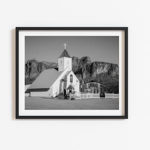 Apache Junction Church Print: Svartvitt ökenlandskap (digital nedladdning)