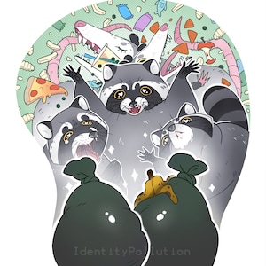 Puede incluir: Una alfombrilla de ratón de dibujos animados con un grupo de mapaches celebrando alrededor de dos bolsas de basura desbordantes. El fondo es verde claro con alimentos dispersos. El texto "Identity Pollution" está en la parte inferior.