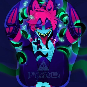 Puede incluir: Ilustración digital de un personaje con cabello rosa y azul, ojos rojos y una amplia sonrisa. El personaje tiene una tez azul claro y viste un atuendo morado oscuro con detalles en negro. La imagen tiene un fondo azul oscuro con detalles brillantes verdes y blancos. El texto "Identity Pollution" está en la parte inferior.