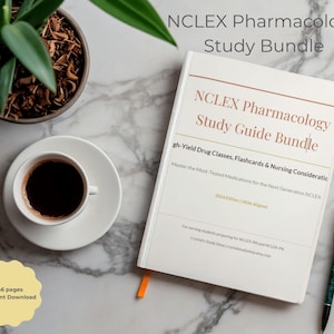 Puede incluir: Una guía de estudio blanca titulada "NCLEX Pharmacology Study Guide Bundle" con texto, una taza de café, un bolígrafo y una pequeña planta sobre una superficie de mármol. La guía incluye "gh-Yield Drug Classes, Flashcards & Nursing Consideratic".