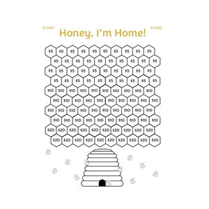 Può includere: Un'illustrazione in bianco e nero di un favo con un alveare in basso. Il favo è diviso in celle esagonali con importi in dollari scritti in ogni cella, che vanno da $ 5 a $ 20. Il testo "Honey, I'm Home!" è scritto in oro nella parte superiore dell'immagine. L'alveare ha un piccolo ingresso nella parte inferiore ed è circondato da piccole api.