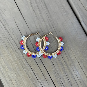 Brinco de argola com margarida, América, EUA, Patriótico, 4 de julho, Vermelho, Branco, Azul, Dourado, Brinco de argola com miçangas, Feito à mão, Miçangas Toho