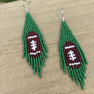 Voetbal, kralenfranje, handgemaakt, Toho-kralen, rocailles, bengeloorbel, boho-oorbel, lichtgewicht, sport, groen, bruin, wit