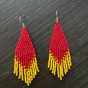 Chiefs, voetbal, KC, Kansas City, kralenoorbel met franje, handgemaakt, Toho-kralen, bengeloorbel, boho-oorbel, lichtgewicht, rood, geel