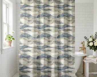Cortina de ducha rústica azul beige con diseño de olas / Decoración de baño con rayas abstractas de acuarela de inspiración costera