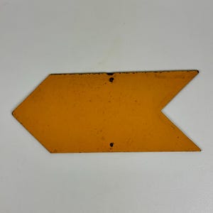 Letrero vintage con flecha grande en un precioso amarillo intenso para un diseño moderno