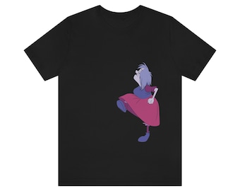 Può includere: T-shirt nero con un'illustrazione di un personaggio dei cartoni animati. Il personaggio è raffigurato con un vestito viola e rosa, con i capelli grigi. Il personaggio è in una posa dinamica, con una gamba sollevata. Il disegno è sul davanti della maglietta.
