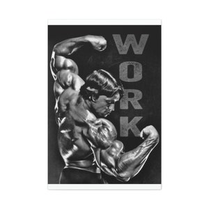以下が含まれることがあります： 背景に大きな太字で「WORK」という文字が書かれた、腕立て伏せをしているボディービルダーの白黒写真です。