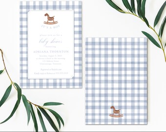 Puede incluir: Una invitación de baby shower azul y blanco a cuadros vichy con una ilustración de un caballo de balancín. La invitación dice "It's a Boy" e incluye el texto "Por favor, únase a nosotros para una baby shower en honor a Adriana Thornton".