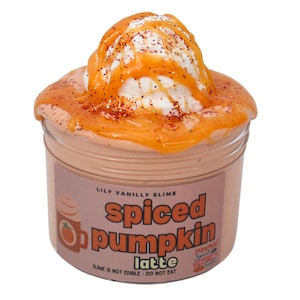 Könnte beinhalten: Ein Glas "Spiced Pumpkin Latte" Schleim. Der beige Schleim ist mit einem Klecks weißen Schleims bedeckt und mit orangefarbenem Glitzerschleim beträufelt. Das Etikett lautet "LILY VANILLY SLIME" und "SLIME IS NOT EDIBLE - DO NOT EAT".