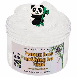 Op de afbeelding: Een heldere, transparante slijm in een ronde plastic container. Een klein panda-figuurtje dat een groene bamboestengel vasthoudt, zit bovenop. Het etiket leest: LILY VANILLY SLIME, Panda has nothing to hide, clear based slime, SLIME IS NOT EDIBLE - DO NOT EAT.