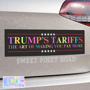 Könnte beinhalten: Schwarzer Stoßfängeraufkleber mit weißem Text, der "TRUMP'S TARIFFS THE ART OF MAKING YOU PAY MORE" lautet, mit fünf Sternen über und unter dem Text. Der Text ist in Regenbogenfarben. Der Aufkleber trägt die Worte "SWEET PINEY ROAD" unter dem Text.