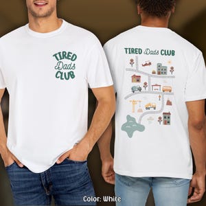 Comfort ColorsのTired Dads Clubシャツ、キュートな「I Love Daddy」Tシャツ、お父さんの背中で車遊び、マットロードカーレーストラックTシャツ、父の日のギフトアイデア