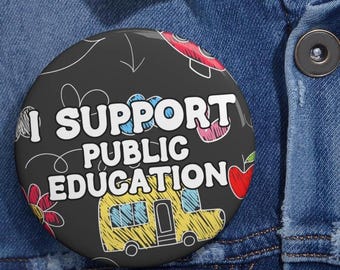 Pode incluir: Um botão preto com fundo branco e ilustrações coloridas. O botão diz "Apoio a educação pública".