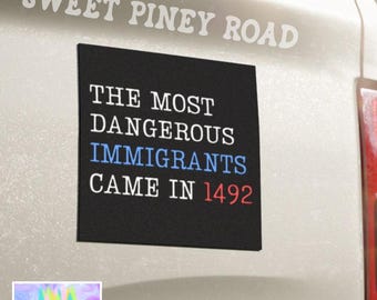 Los inmigrantes más peligrosos llegaron en 1492. Imán para coche. Los inmigrantes no son criminales. Defiende a los inmigrantes.