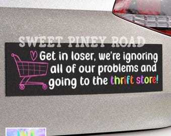Get In Loser Kringloopwinkel Minnaar automagneet, grappige bumpersticker voor vriendin vrouw, cadeau-idee koopjesjager, leuke hilarische zuiniger