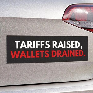 Może przedstawiać: Czarny naklejka na zderzak z białym tekstem, który brzmi "Tariffs Raised, Wallets Drained."