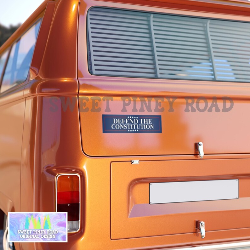 Puede incluir: Una pegatina para parachoques azul y blanca con el texto "DEFEND THE CONSTITUTION" en una camioneta vintage naranja brillante.