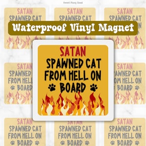 Könnte beinhalten: Ein gelber quadratischer Magnet mit dem Text "SATAN SPAWNED CAT FROM HELL ON BOARD" in schwarzen Buchstaben. Der Text ist von Flammen in Rot-, Orange- und Gelbtönen umgeben.