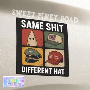 Puede incluir: Un gráfico cuadrado negro con el texto "SAME SHIT DIFFERENT HAT" y cuatro imágenes de sombreros. La imagen superior izquierda es una capucha blanca. La imagen superior derecha es un sombrero beige con una bandera confederada. La imagen inferior izquierda es un sombrero verde. La imagen inferior derecha es un sombrero rojo con el texto "MAKE AMERICA GREAT AGAIN".