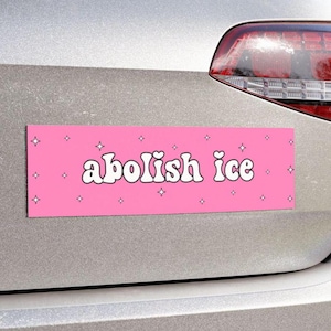 Può includere: Adesivo per paraurti di auto rosa con testo bianco che recita "abolish ice" con un simbolo di cuore nella parola abolish. L'adesivo ha uno sfondo scintillante.