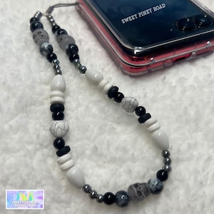 Schwarz Weißer Schädel Perlen Handy Charm Strap, Universal Fit, Handy mit Handschlaufe, Hands-Free Armband, Goth Girly Vibes Straps Geschenk