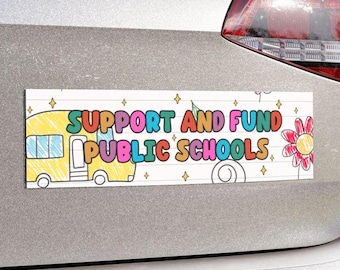 Apoye y financie las escuelas públicas, imán o calcomanía para el parachoques del auto del maestro, proteja la educación pública, obsequio para maestros, dibujo de un niño en el autobús escolar