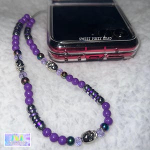 Lila Perlen Schädel Anhänger Handyschlaufe, Universal Fit, Telefon mit Handschlaufe, Hands-Free Armband, Goth Rock Girly Vibes Straps Geschenk