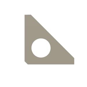 Puede incluir: Un soporte angular gris claro con un agujero circular. El soporte tiene un borde biselado plano y está sobre un fondo blanco. El diseño es simple y geométrico.