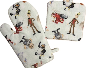 Santa Claus Is Comin' to Town Oven Mitt and Pot Holder Set