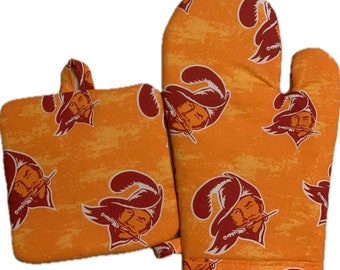 Tampa Bay Buccaneers NFL   oven mitt and pot holder potholder  set.  Trivet Heat Pad.