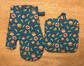 Nintendo Donkey Kong and JR oven mitt and potholder set.
