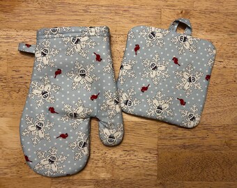Rudolph the Red Nosed Reindeer - Bumble Abominable Snow Monster - Oven Mitt and Pot Holder Set.  Potholder trivet.