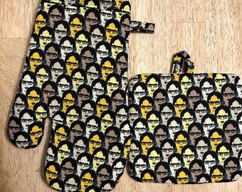The Office Dwight Schrute oven mitt and potholder set. Trivet - Pot Holder!