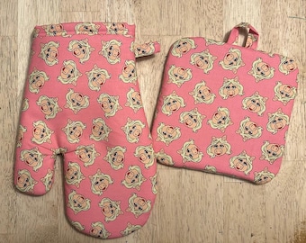 Miss Piggy oven mitt and  Potholder set!  MUPPETS