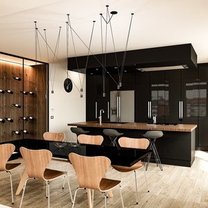 Puede incluir: Un comedor moderno con una cocina negra y una estanter&iacute;a para vinos. La mesa de comedor tiene una tapa negra y seis sillas de madera. La cocina tiene armarios negros y un refrigerador de acero inoxidable.