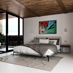 Puede incluir: Un dormitorio con una cama grande, una alfombra blanca y una ventana con vista a un balc&oacute;n. La cama tiene un edred&oacute;n gris y almohadas blancas. Hay una pintura en la pared sobre la cama. La habitaci&oacute;n tiene un techo de madera y paredes blancas.