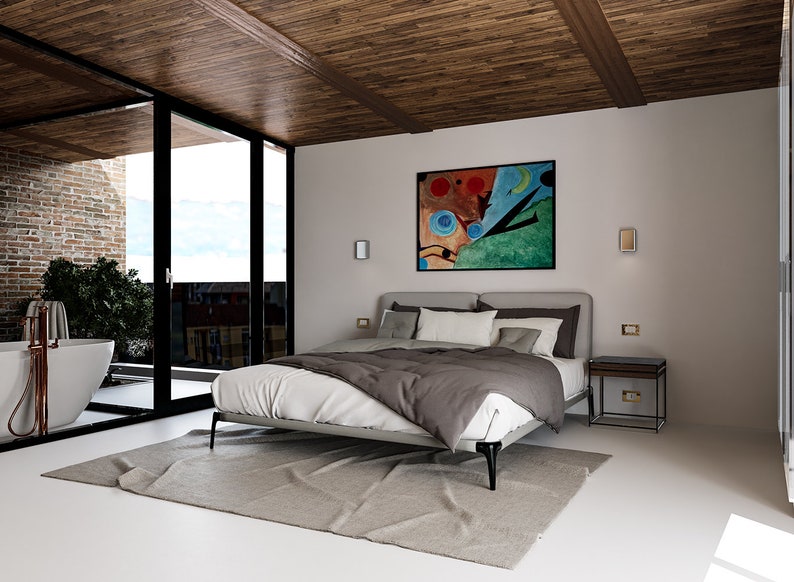 Puede incluir: Un dormitorio con una cama grande, una alfombra blanca y una ventana con vista a un balc&oacute;n. La cama tiene un edred&oacute;n gris y almohadas blancas. Hay una pintura en la pared sobre la cama. La habitaci&oacute;n tiene un techo de madera y paredes blancas.