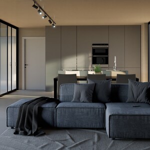 Puede incluir: Un sal&oacute;n moderno con un gran sof&aacute; seccional en tela azul oscuro. El sof&aacute; tiene una manta de tiro sobre el reposabrazos. La habitaci&oacute;n tiene grandes puertas corredizas de vidrio que se abren a un patio.